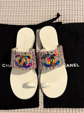 CHANEL White Leather Slide Sandals with Multicolor Tweed CC Strap